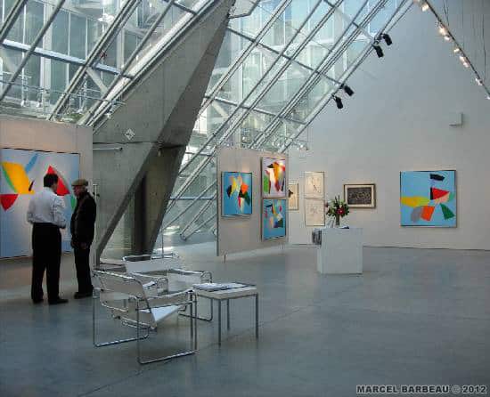Author :Gauthier Ninon   Date : 04/04/2006 Ted Lederer and Marcel Barbeau talking about the details of the opening of the exhibition "Marcel Barbeau vertiginous limits.© Photo Ninon Gauthier.