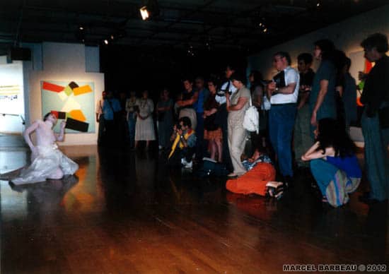Auteur :Gilbert, Françoise   Date : 28/06/2000 Performance de Jocelyne Montpetit dans l'exposition "Marcel Barbeau Dérive et variations" à l'occasion du vernissage. Maison de la Culture Côte-des-Neiges, Montréal, 28 juin 2000. Photo Françoise Gilbert, avec l'aimable permission de cette dernière. © Françoise Gilbert et ADAGP-PARIS pour Marcel Barbeau.