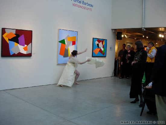  Auteur :Gauthier Ninon   Date : 04/06/2006 Performance danse peinture de Jocelyne Montpetit dans le cadre du vernissage de l'exposition "Vertiginous limits" à la galerie Elliott Louis, Vancouver 6 avril 2006. Le département d'arts visuels, d'histoire et théorie de l'art a produit une vidéo de l'événement.Photo Ninon Gauthier. © Ninon Gauthier et ADAGP - Paris pour Marcel Barbeau.