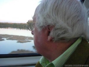 Auteur :Gauthier Ninon   Date : 27/04/2006 Barbeau observant les paysages des Prairies de sa cabine.
